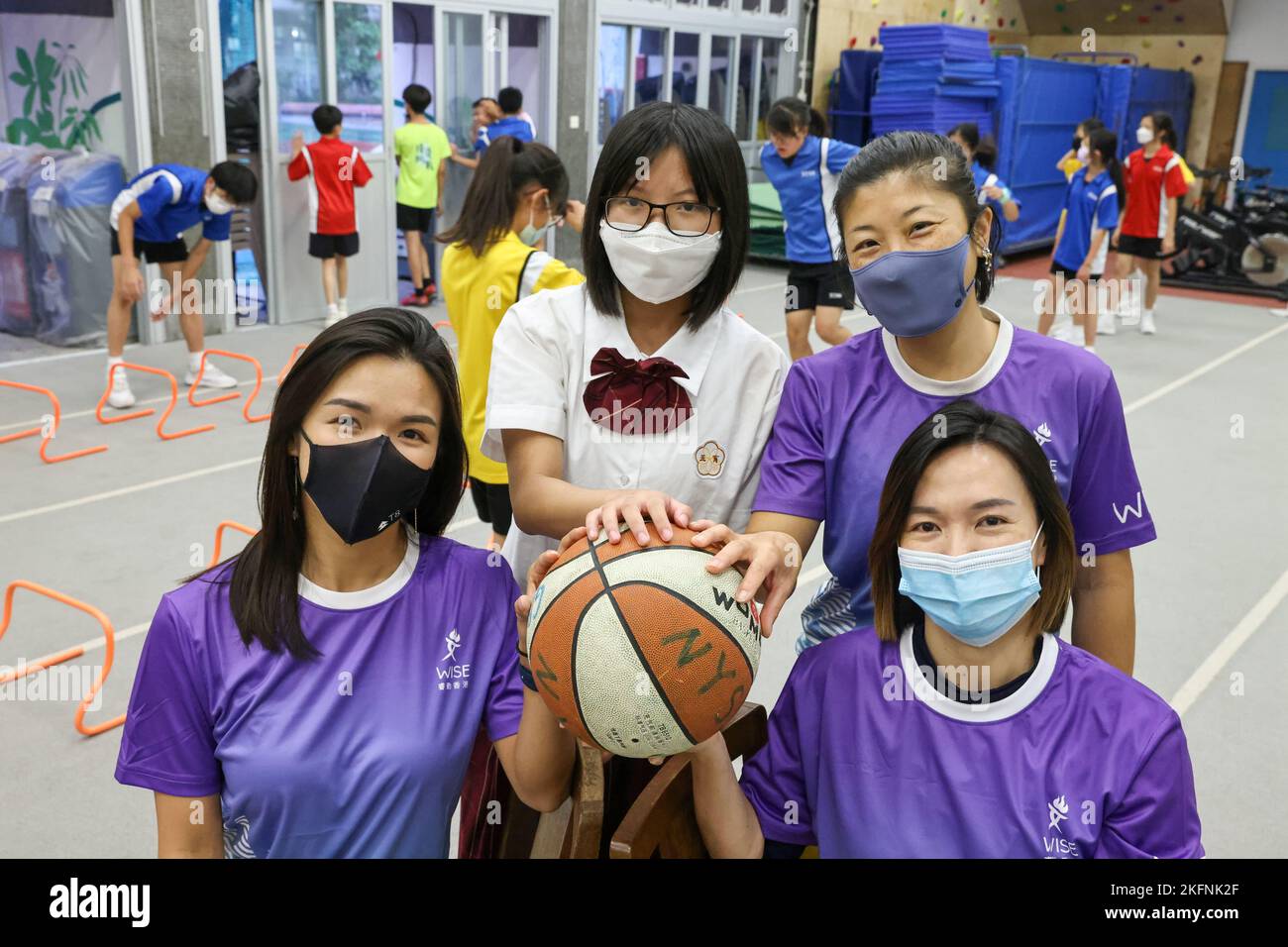 (L-R) Peony Tam, Projektmanagerin ( L1); Studentin Emma Yung Yuen-Chi (L2) von der Ng Yuk Secondary School; Jay Kan (R1), Projektberaterin und Alicia Lui (L3) , Gründerin von Women in Sports Empowered Hong Kong Pose an der Ng Yuk Secondary School. 18OCT22 SCMP /K. Y. Cheng Stockfoto