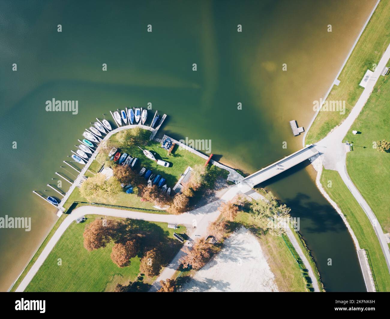 Boote am Stubenbergsee in der Steiermark. Luftaufnahme zum Bootsanleger. Stockfoto