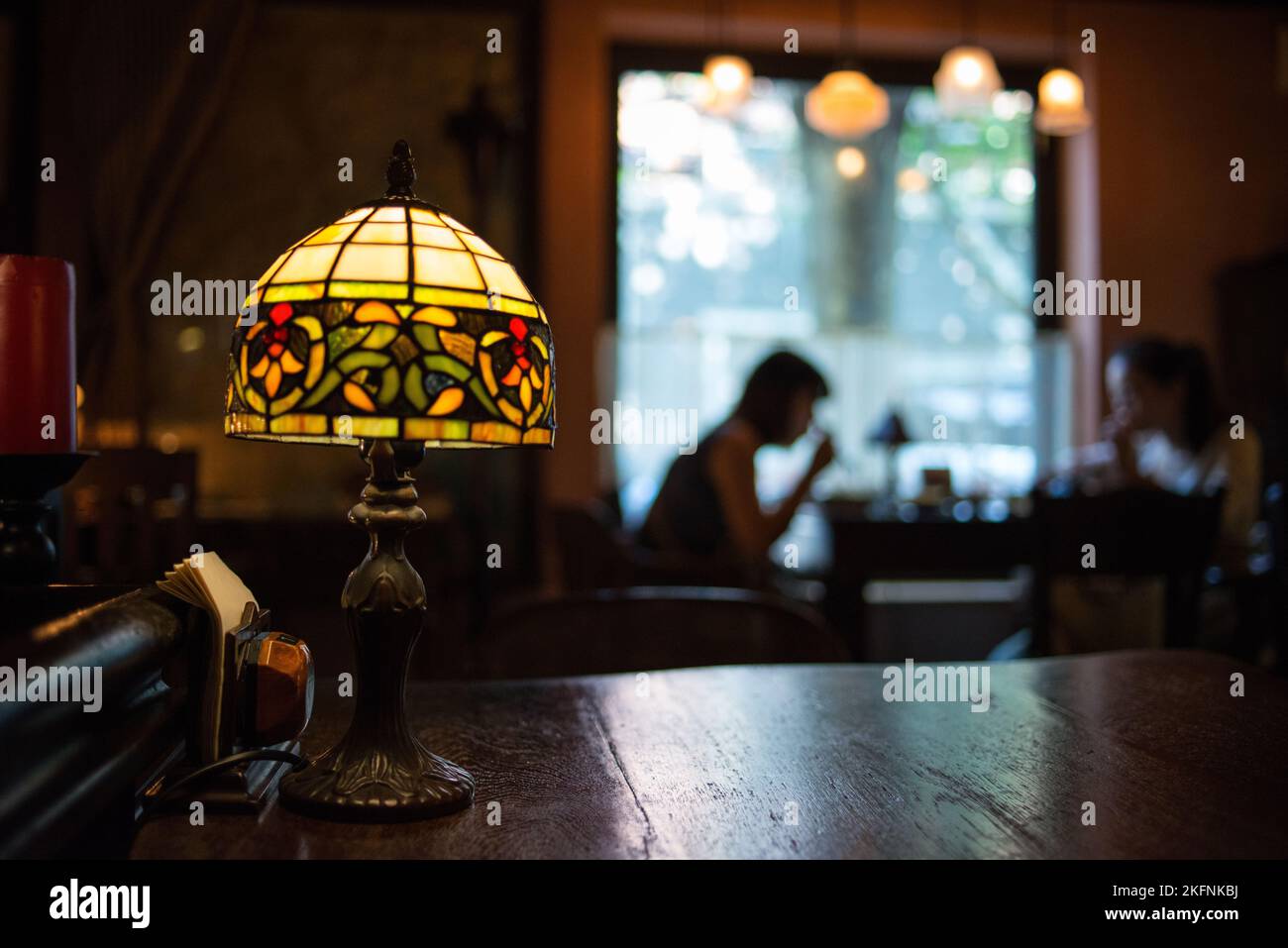 Eine flache Brennweite einer Lampe im Retro-Design in einem Restaurant Stockfoto