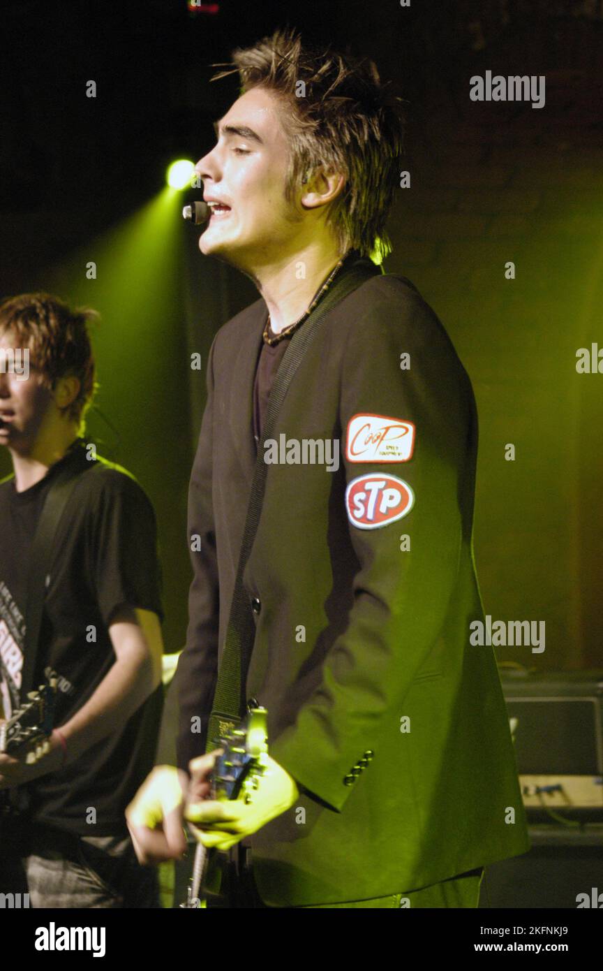 YOUNG CHARLIE SIMPSON, 2003: Ein junger Charlie Simpson aus der Popfactory-TV-Show in Porth, Wales, Großbritannien am 11. Juni 2003. Foto: ROB WATKINS. INFO: Busted, eine britische Pop-Rock-Band, stürzte in den frühen 2000er Jahren mit ihren eingängigen Melodien und jugendlicher Energie in die Musikszene. Hits wie „Year 3000“ und „What I Go to School for“ machten sie zu einem Symbol der Pop-Punk-Ära. Stockfoto