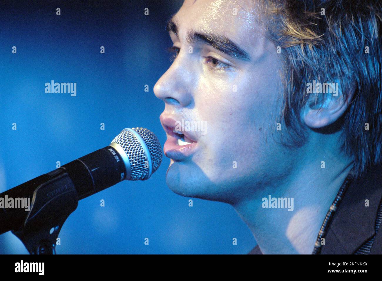 YOUNG CHARLIE SIMPSON, 2003: Ein junger Charlie Simpson aus der Popfactory-TV-Show in Porth, Wales, Großbritannien am 11. Juni 2003. Foto: ROB WATKINS. INFO: Busted, eine britische Pop-Rock-Band, stürzte in den frühen 2000er Jahren mit ihren eingängigen Melodien und jugendlicher Energie in die Musikszene. Hits wie „Year 3000“ und „What I Go to School for“ machten sie zu einem Symbol der Pop-Punk-Ära. Stockfoto