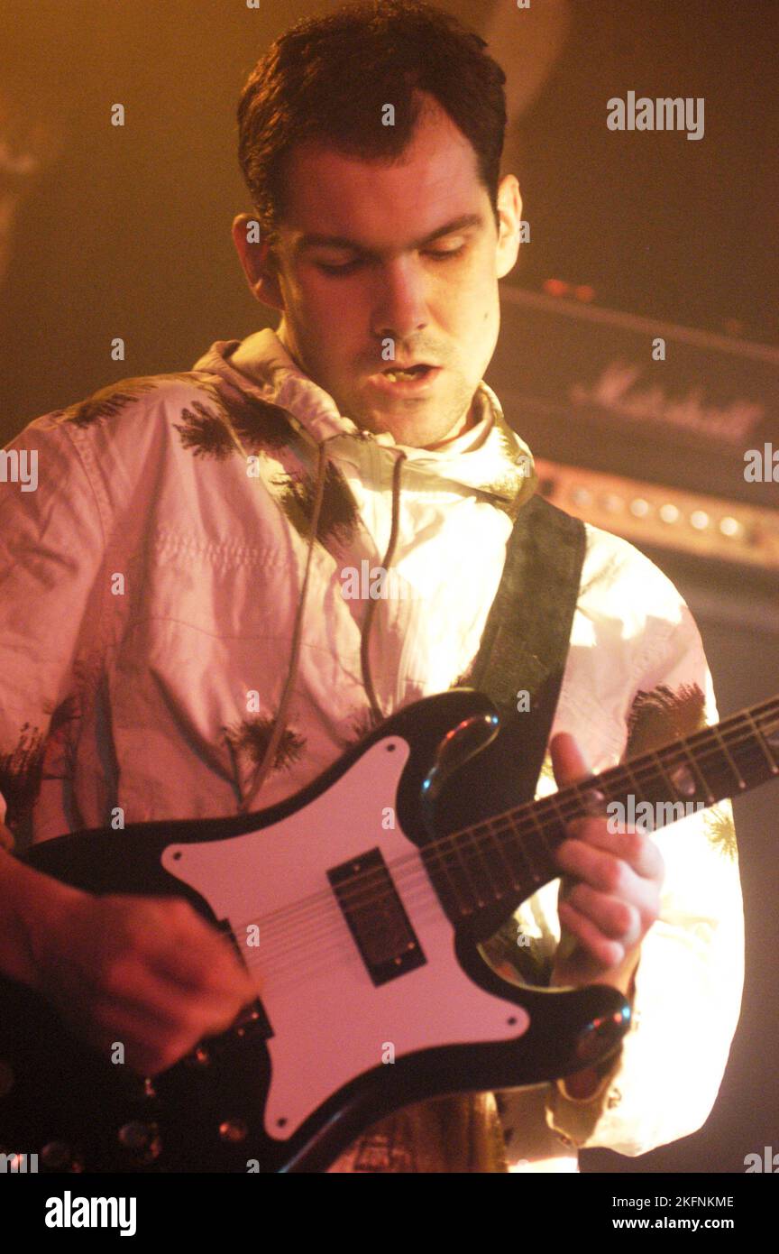 MARTIN NOBLE, BRITISH SEA POWER, 2003: Ein junger Martin Noble Leadgitarrist der BRITISCHEN SEA POWER bei Clwb IFOR Bach in Cardiff, 22. November 2003. Bild: ROB WATKINS. INFO: British Sea Power, eine englische Indie-Rock-Band, fesselt das Publikum mit ihrem eklektischen Sound und energischen Live-Auftritten. Alben wie „The Down of British Sea Power“ und „Do You Like Rock Music?“ Zeigen Sie ihre melodischen Hooks und fantasievollen Texte. Am 9. August 2021 änderte die Band ihren Namen in SEA POWER. Stockfoto