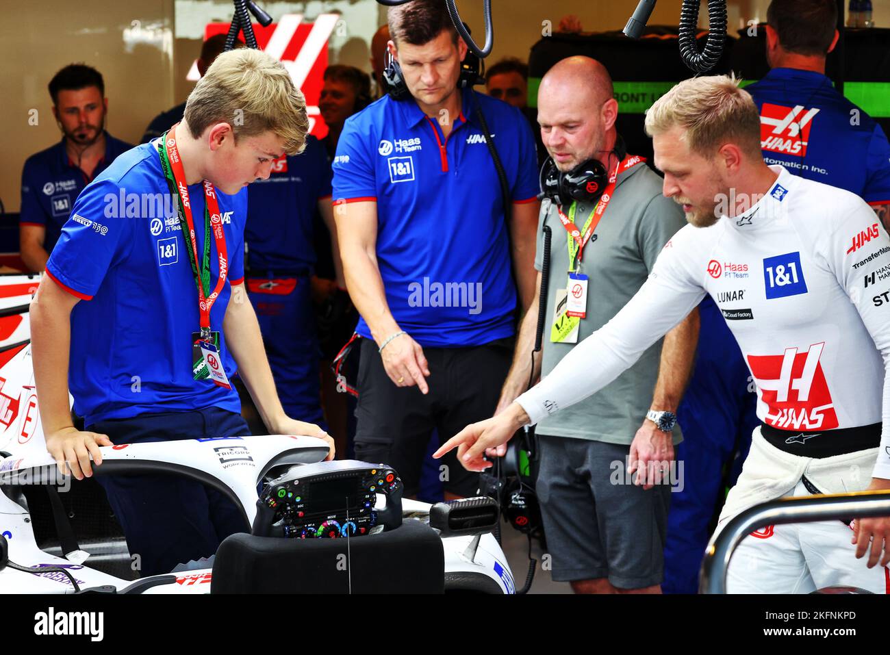 Abu Dhabi, VAE. 19.. November 2022. Kevin Magnussen (DEN) Haas F1 Team mit seinem Bruder Luca Magnussen (DEN) und Vater Jan Magnussen (DEN). Abu Dhabi Grand Prix, Samstag, 19.. November 2022. Yas Marina Circuit, Abu Dhabi, VAE. Stockfoto