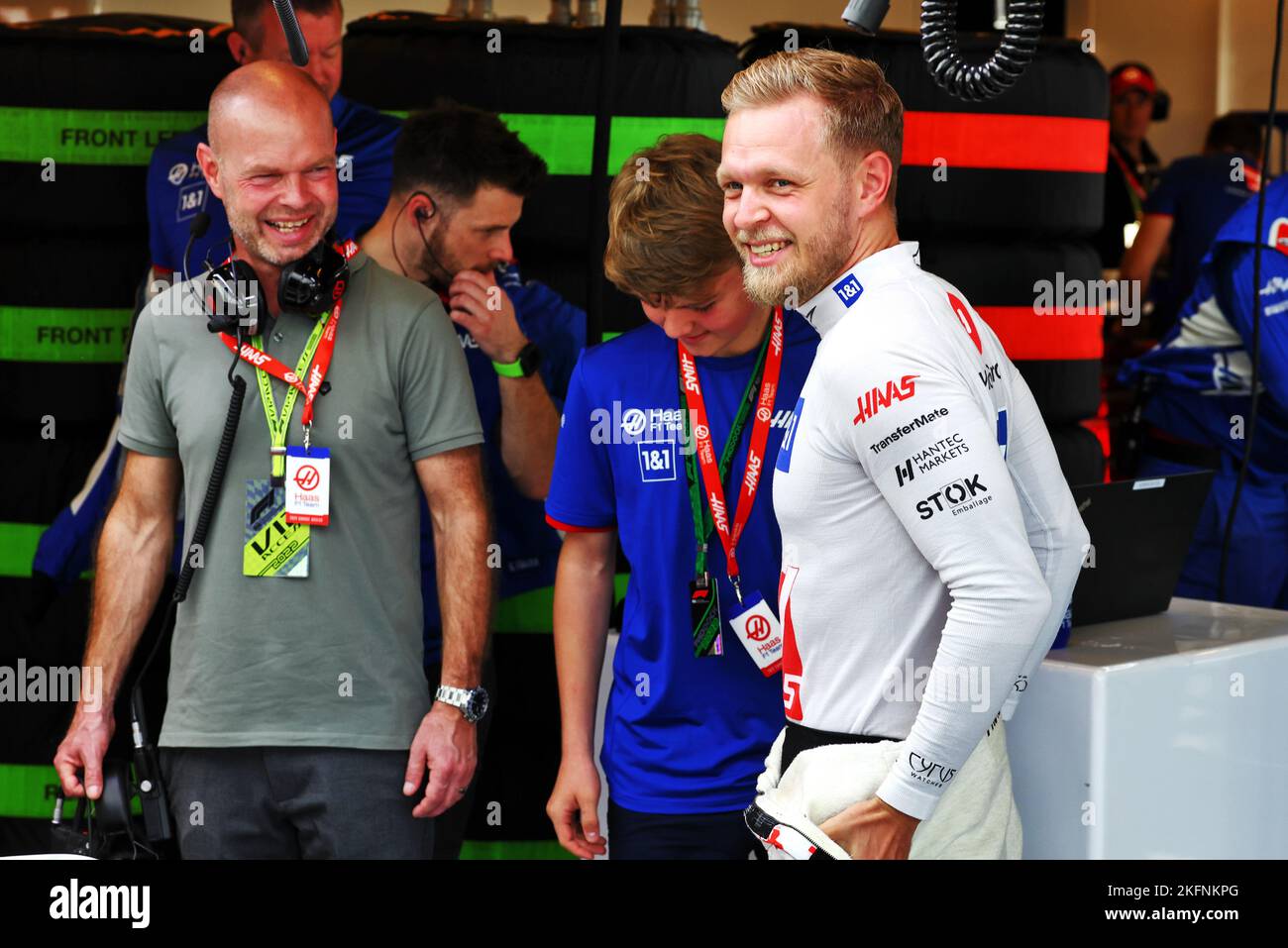 Abu Dhabi, VAE. 19.. November 2022. Kevin Magnussen (DEN) Haas F1 Team mit seinem Bruder Luca Magnussen (DEN) und Vater Jan Magnussen (DEN). Abu Dhabi Grand Prix, Samstag, 19.. November 2022. Yas Marina Circuit, Abu Dhabi, VAE. Stockfoto