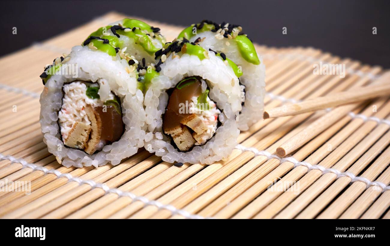Traditionelle japanische Küche. Sushi rollt auf der Bambusmatte Stockfoto