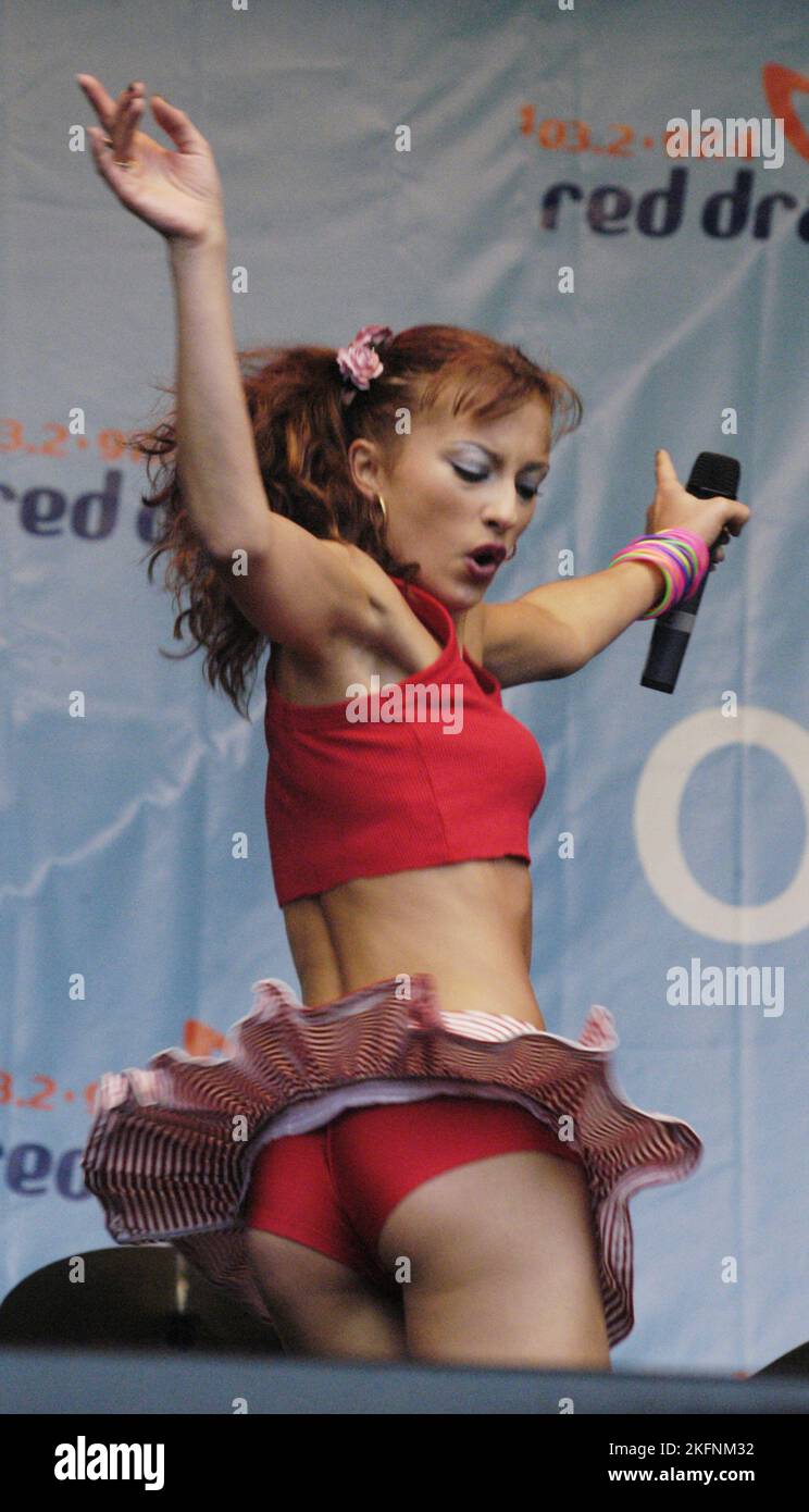 CHEEKY GIRLS, KONZERT, 2003: The CHEEKY GIRLS, live auf der Red Dragon FM Party in the Park, Coopers Field, Cardiff, UK am 20. Juli 2003. Foto: ROB WATKINS. INFO: Die Cheeky Girls, die in Rumänien geborenen Zwillingsschwestern Gabriela und Monica Irimia, erlangten in den frühen 2000er Jahren mit ihren ansteckenden Dance-Pop-Hits wie „Cheeky Song (Touch My Bum)“ Bekanntheit, die ein verspieltes und sprudelndes Bild verkörpern. Stockfoto