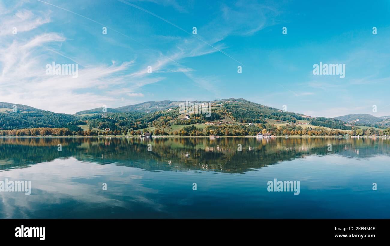 Stubenbergsee in der Steiermark. Landschaftliches Herbstpanorama des berühmten Sees in Österreich Stockfoto