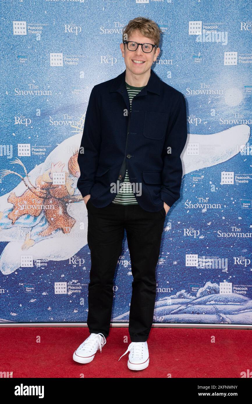 Josh Widdicombe kommt bei der Gala zum 25.-jährigen Jubiläum von Snowman im Londoner Pfau-Theater an. Bilddatum: Samstag, 19. November 2022. Stockfoto