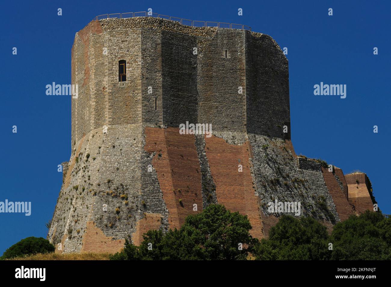 Beeindruckende Festung aus dem Jahr 1200s, die Rocca di Tentennano, in Rocca d'Orcia, von Castiglione d'Orcia, Toskana, Italien. Die Festung hat sich zweimal ergeben, nachdem verräterische Wachen dem Feind ihre Tore öffneten, aber sie wurde nie gewaltsam eingenommen. Ziegel wurden verwendet, um die zerfallenen Kalksteinwände zu reparieren. Stockfoto
