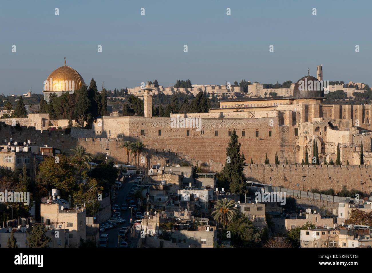 Blick auf den Felsendom und die Al-Aksa-Moschee, die auf dem Tempelberg, bekannt als Al-Aqsa-Gelände oder Haram esh-Sharif, in der Altstadt von Jerusalem, Israel, errichtet wurde Stockfoto