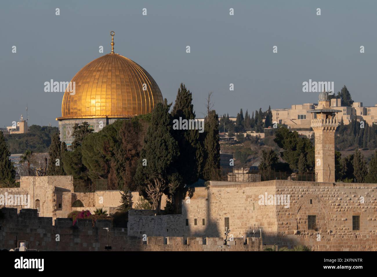 Blick auf den vergoldeten Schrein Dome of the Rock in Der Tempelberg, der den Muslimen als der Haram esh-Sharif bekannt ist In der Altstadt Ostjerusalem Israel Stockfoto