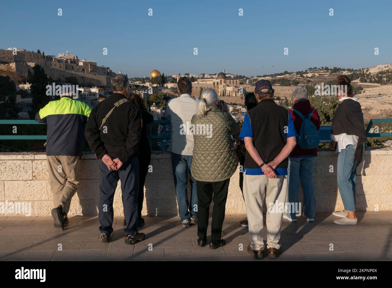 Eine Gruppe von Touristen steht an einem Aussichtspunkt und blickt auf den Tempelberg, der als Al Aqsa-Gelände oder Haram esh-Sharif in der Altstadt von Jerusalem, Israel, bekannt ist Stockfoto