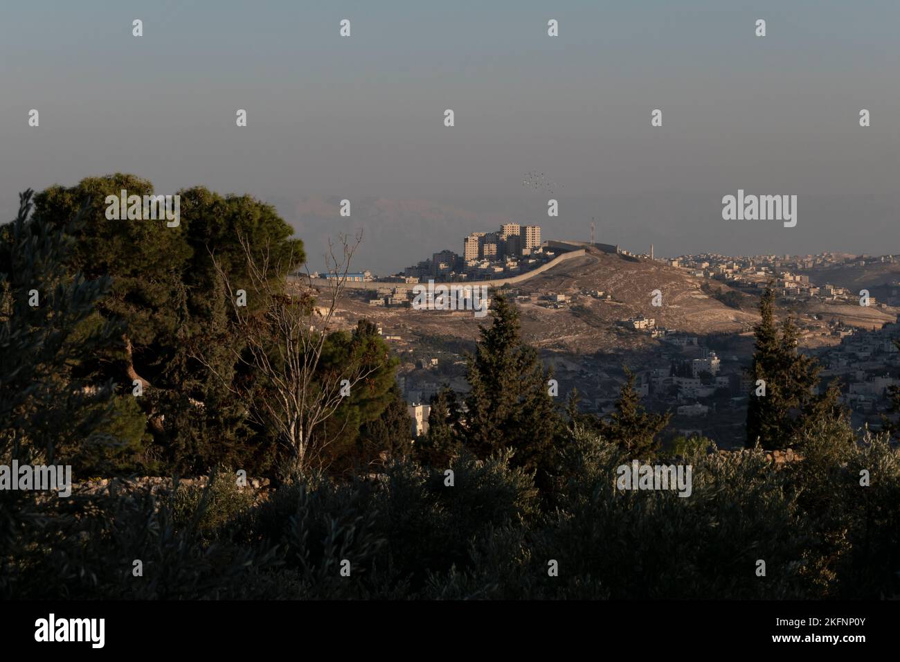 Blick auf die israelische Westjordanland-Trennmauer, die Abu Dis oder Abu Dis durchschneidet eine palästinensische Gemeinschaft, die dem palästinensischen Gouvernement Jerusalem angehört und durch eine von Israel errichtete Trennmauer von Jerusalem abgeschnitten wurde Stockfoto
