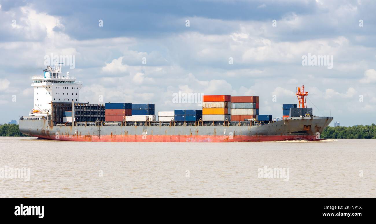 Ein mit Containern beladenes Containerschiff fährt entlang der Küste Stockfoto