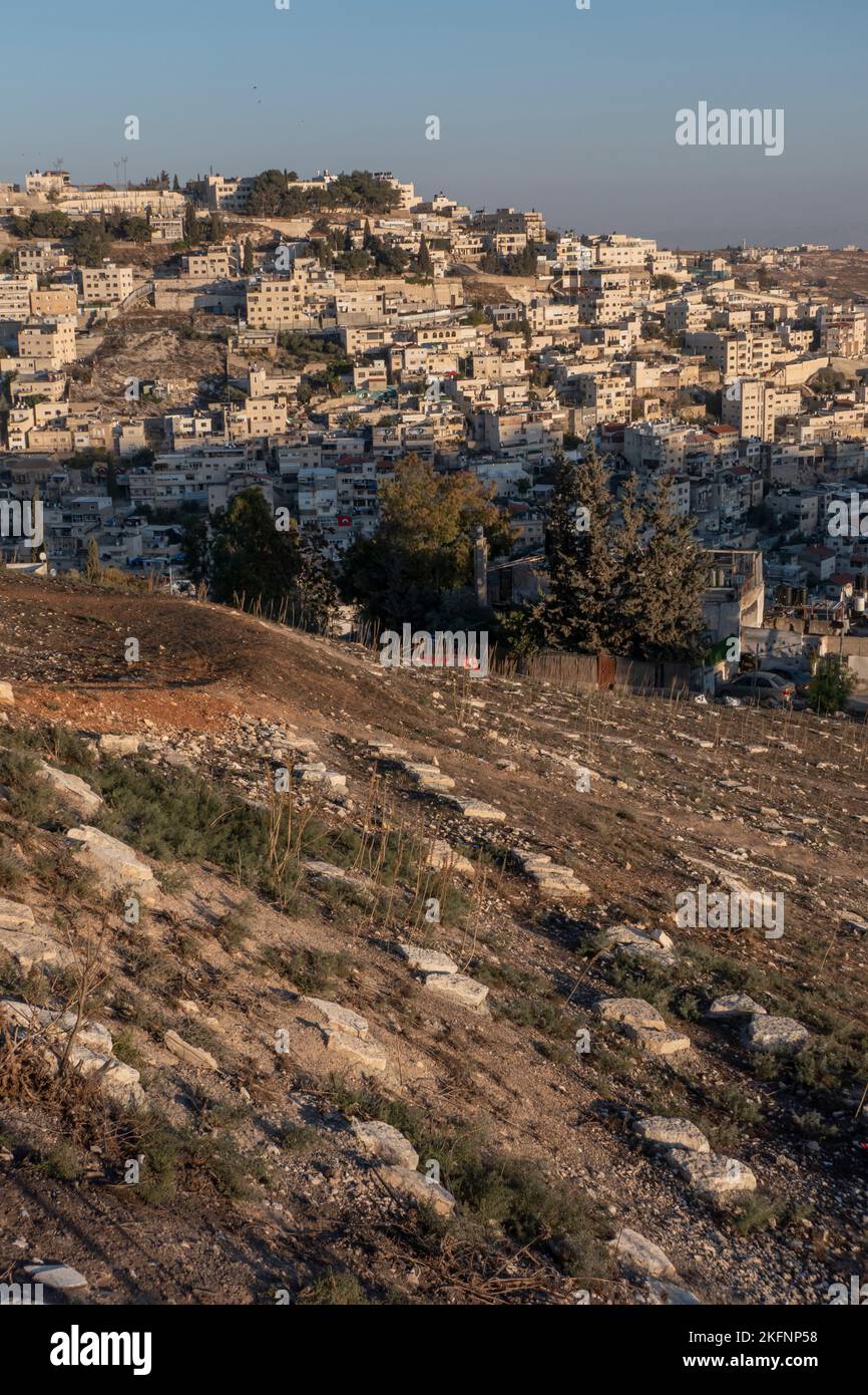 Alte jüdische Gräber auf dem „Sambosky Friedhof“ im Wadi Al-Rababeh in Silwan oder Siloam, einem überwiegend palästinensischen Viertel, am Rande der Altstadt von Ost-Jerusalem. Israel Stockfoto