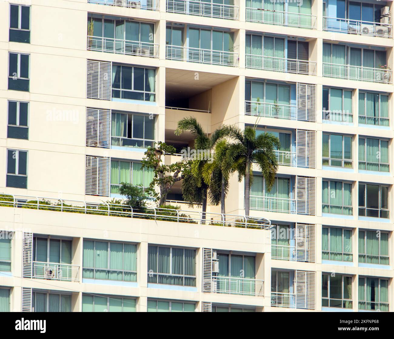 Ein tropischer Garten an der Fassade eines Wolkenkratzers, Thailand Stockfoto