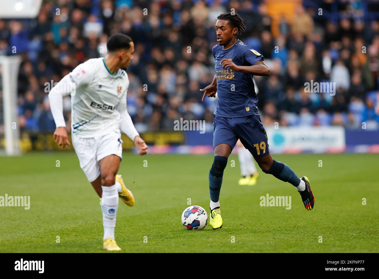 Birkenhead, Großbritannien. 19.. November 2022. Paris Maghoma #19 von AFC Wimbledon läuft mit dem Ball während des Sky Bet League 2-Spiels Tranmere Rovers gegen AFC Wimbledon im Prenton Park, Birkenhead, Großbritannien, 19.. November 2022 (Foto von Phil Bryan/News Images) in Birkenhead, Großbritannien am 11/19/2022. (Foto von Phil Bryan/News Images/Sipa USA) Quelle: SIPA USA/Alamy Live News Stockfoto