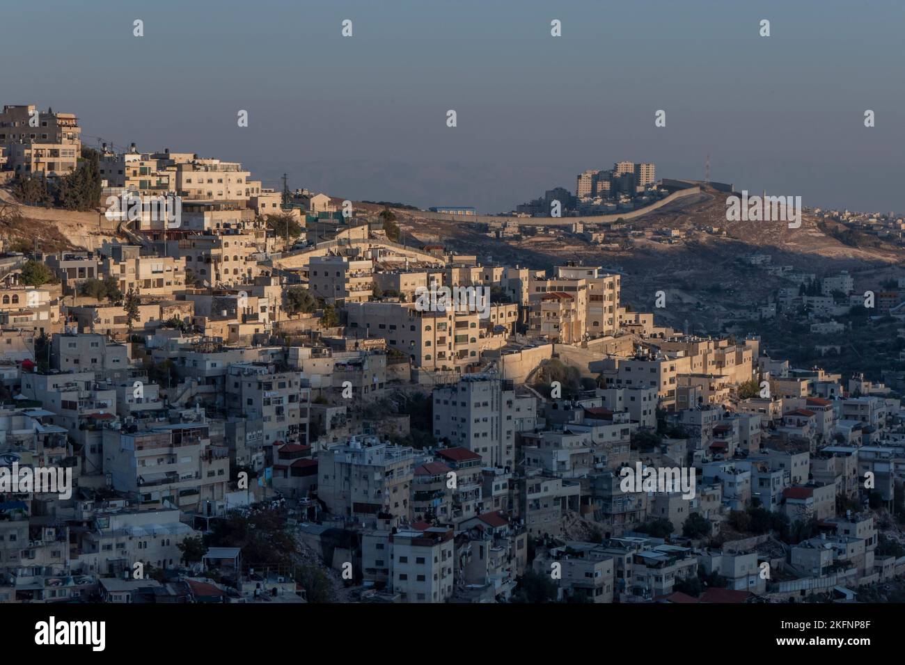 Blick auf die israelische Barriere im Westjordanland, die die palästinensische Stadt Abu Dis durch Silwan oder Siloam, ein überwiegend palästinensisches Viertel, am Rande der Altstadt von Ost-Jerusalem durchschneidet. Israel Stockfoto