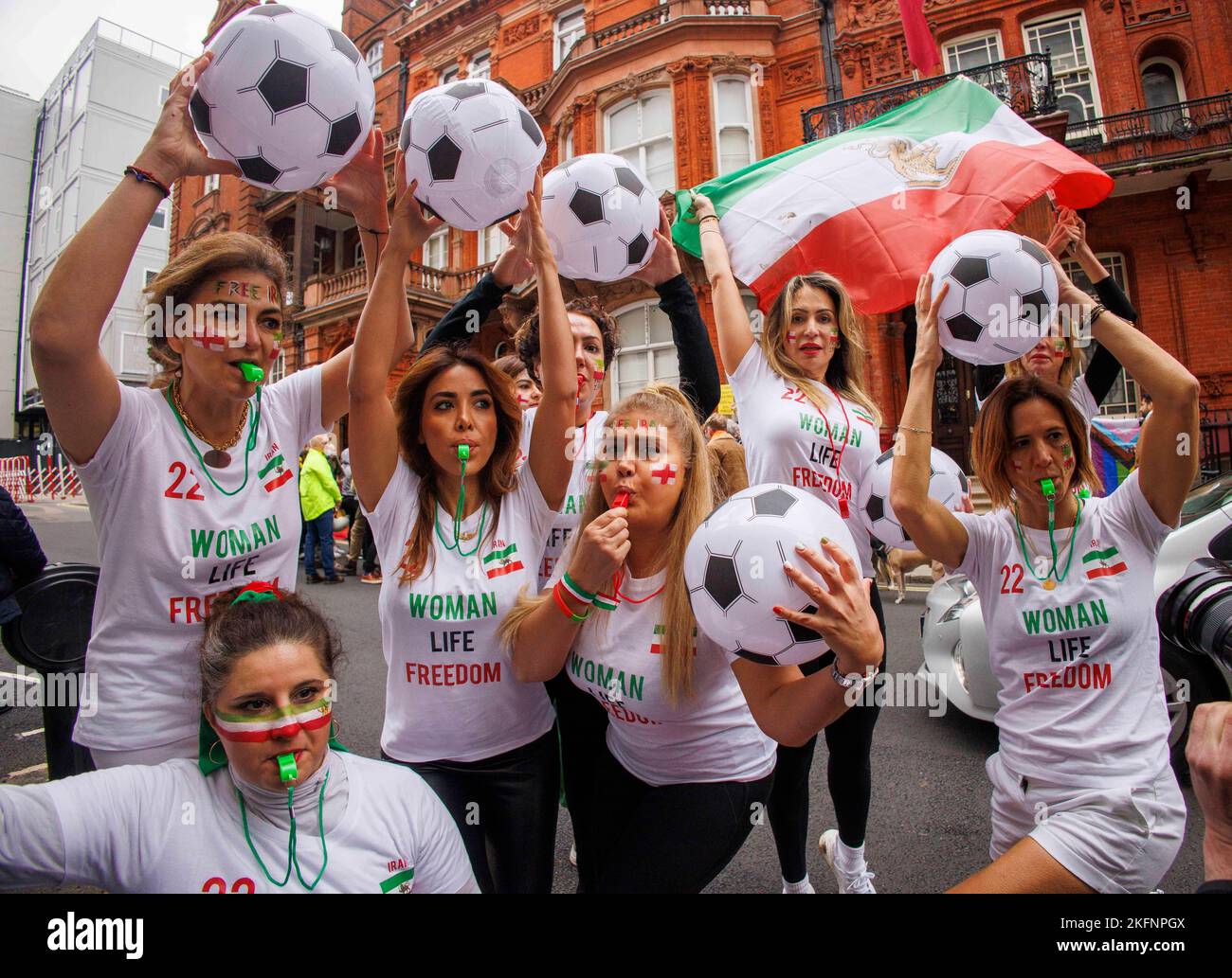 London, Großbritannien. 19.. November 2022. Iranische Frauen kommen bei der Botschaft von Katar an, nachdem sie auf dem Parliament Square Fußball gespielt haben. Iranische Frauen solidarisieren sich mit ihren mutigen Schwestern und Brüdern im Iran, um gegen die Gräueltaten der Islamischen Republik zu protestieren. Sie spielen hier Fußball, weil sie so im Iran nicht spielen können, wo Frauen als Bürger zweiter Klasse behandelt werden und wo die Regierung glaubt, dass sie unsere Körper kontrollieren kann. Sie baten die FIFA, dem Iran nicht zu erlauben, bei der WM zu spielen. Kredit: Mark Thomas/Alamy Live Nachrichten Stockfoto