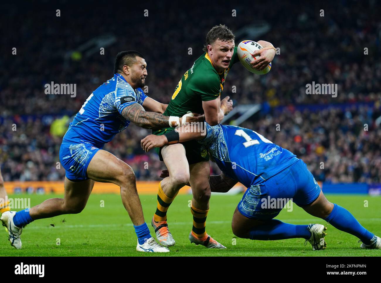 Der australische Jack Wighton wurde von Samoas Junior Paulo während des Rugby League-Weltcup-Finales in Old Trafford, Manchester, angegangen. Bilddatum: Samstag, 19. November 2022. Stockfoto