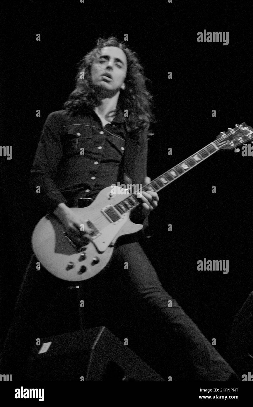 DATSUNS, KONZERT, 2005: THE DATUSUNS, Leadgitarrist Phil Datsun, Schlagzeile Samstag beim Cardiff Big Weekend Festival, 13. August 2005. Bild: ROB WATKINS. INFO: Die Datsuns, eine neuseeländische Rockband, stürzte in den frühen 2000er Jahren mit ihren energiereichen Auftritten und Retro-Rock-Sound in die internationale Szene. Ihr selbstbetiteltes Debütalbum mit Hits wie „Harmonic Generator“ präsentierte ihren rohen Garage-Rock-Stil, was ihnen Anerkennung und eine hingebungsvolle Fanbase einbrachte. Stockfoto