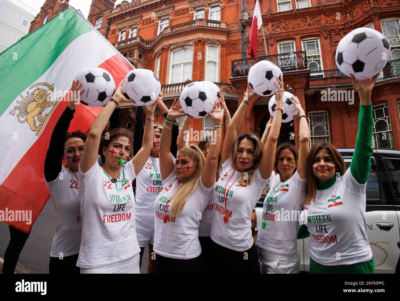 London, Großbritannien. 19.. November 2022. Iranische Frauen kommen bei der Botschaft von Katar an, nachdem sie auf dem Parliament Square Fußball gespielt haben. Iranische Frauen solidarisieren sich mit ihren mutigen Schwestern und Brüdern im Iran, um gegen die Gräueltaten der Islamischen Republik zu protestieren. Sie spielen hier Fußball, weil sie so im Iran nicht spielen können, wo Frauen als Bürger zweiter Klasse behandelt werden und wo die Regierung glaubt, dass sie unsere Körper kontrollieren kann. Sie baten die FIFA, dem Iran nicht zu erlauben, bei der WM zu spielen. Kredit: Mark Thomas/Alamy Live Nachrichten Stockfoto