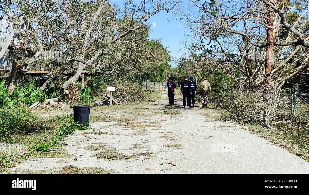 Rotunda, FL, 29. September 2022 - Eine lokale Florida-Gemeinde leidet unter der Verwüstung nach dem Orkanen Ian. Die FEMA Urban Search & Rescue Virginia Task Force 2 arbeitet weiterhin mit lokalen Beamten zusammen, um Hilfseinsätze zu unterstützen. (FEMA von Lameen Witter) Stockfoto