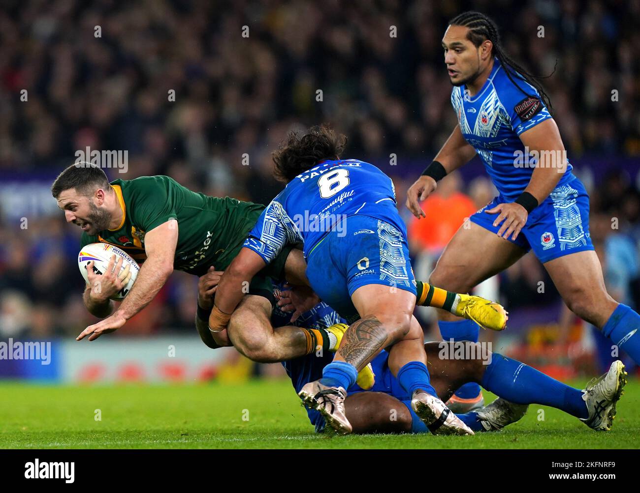 Der Australier James Tedesco (links) wird während des Rugby League World Cup Finales in Old Trafford, Manchester, von Samoas Josh Papali'i angegangen. Bilddatum: Samstag, 19. November 2022. Stockfoto