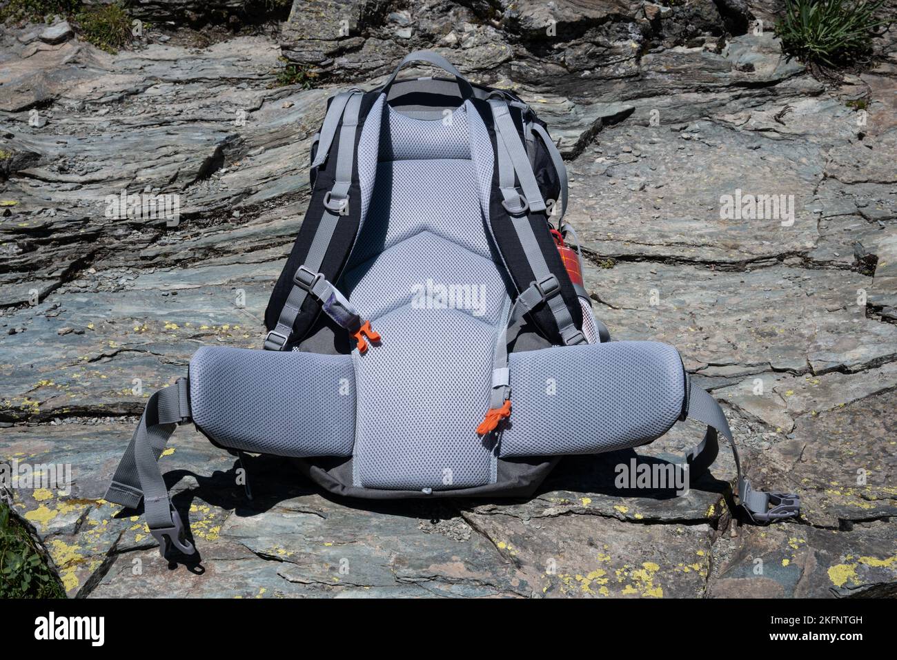 Moderner alpiner Trekkingrucksack aus widerstandsfähigen und wasserdichten Materialien. Stockfoto