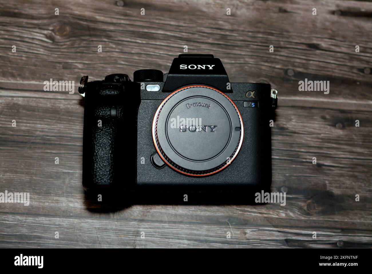 Kairo, Ägypten, Oktober 20 2022: Spiegellose professionelle Vollformat-Digitalkamera Sony Alpha A7s iii mit Exmor R BSI CMOS Sensor, 12 MP, UHD 4K 1 Stockfoto