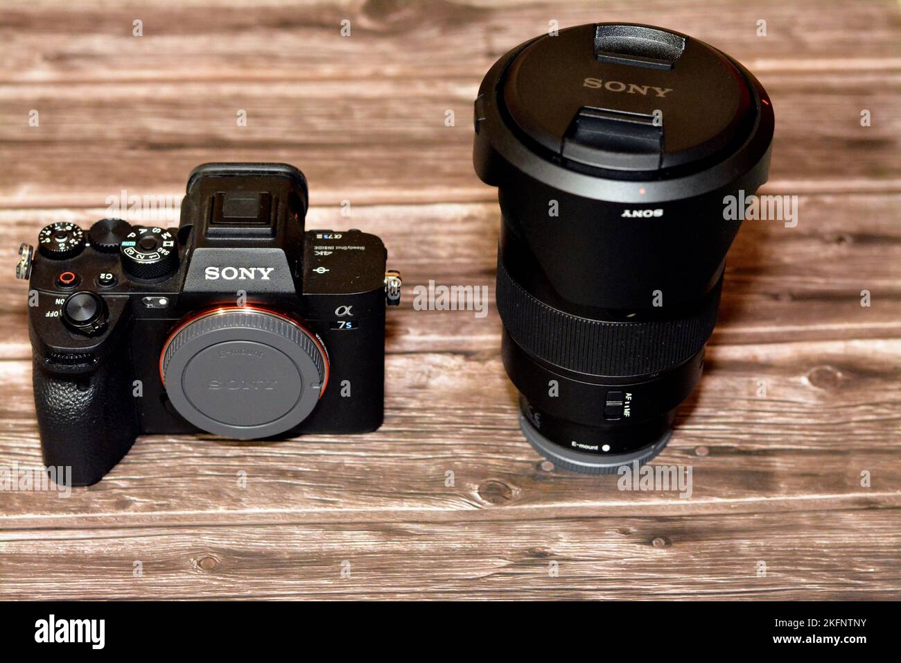 Kairo, Ägypten, Oktober 20 2022: Spiegellose professionelle Vollformat-Digitalkamera Sony Alpha A7s iii mit Sony FE 24-70mm Zoom F2,8 GM Objektiv mit einem Stockfoto