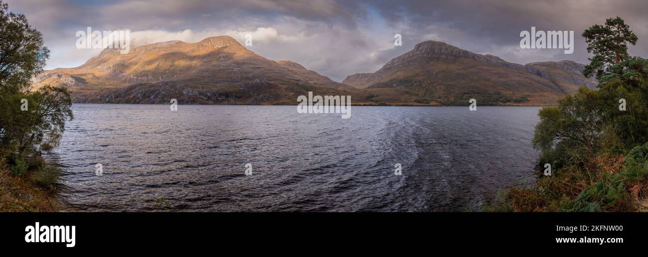 Panoramablick über Loch Maree und den Berg Slioch im Nordwesten Schottlands Stockfoto