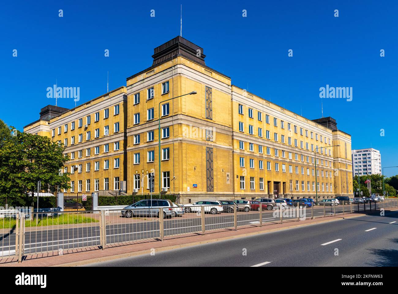 Warschau, Polen - 26. Juni 2022: Historisches Hauptquartier des Polnischen öffentlichen Rundfunks in der Niepodleglosci Avenue und der Kreuzung Malczewskiego str. Im Mokotow-Bezirk Stockfoto