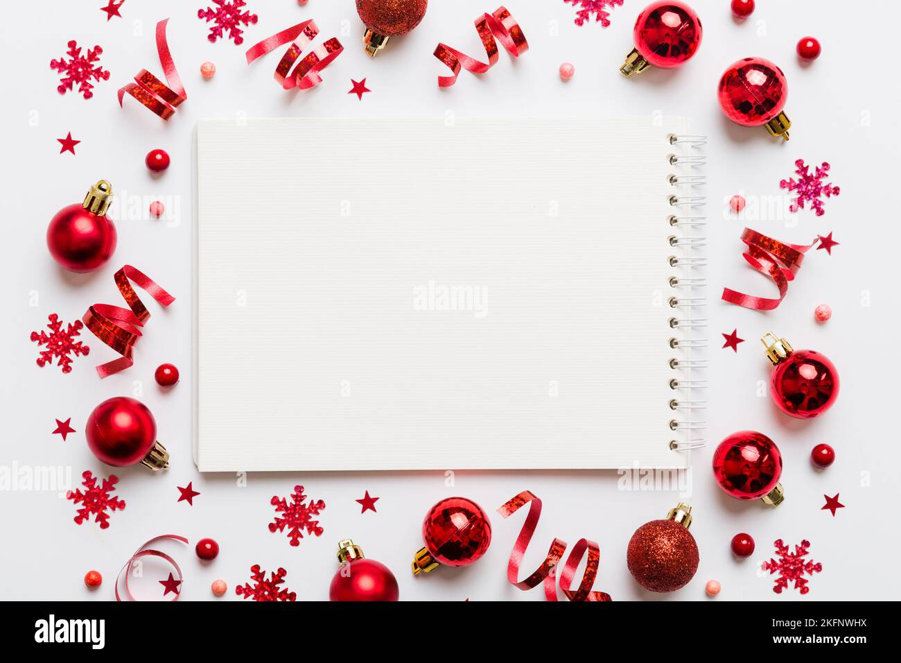 Weihnachtliche, leere GrußkartenMockupSzene. Kreatives Layout aus