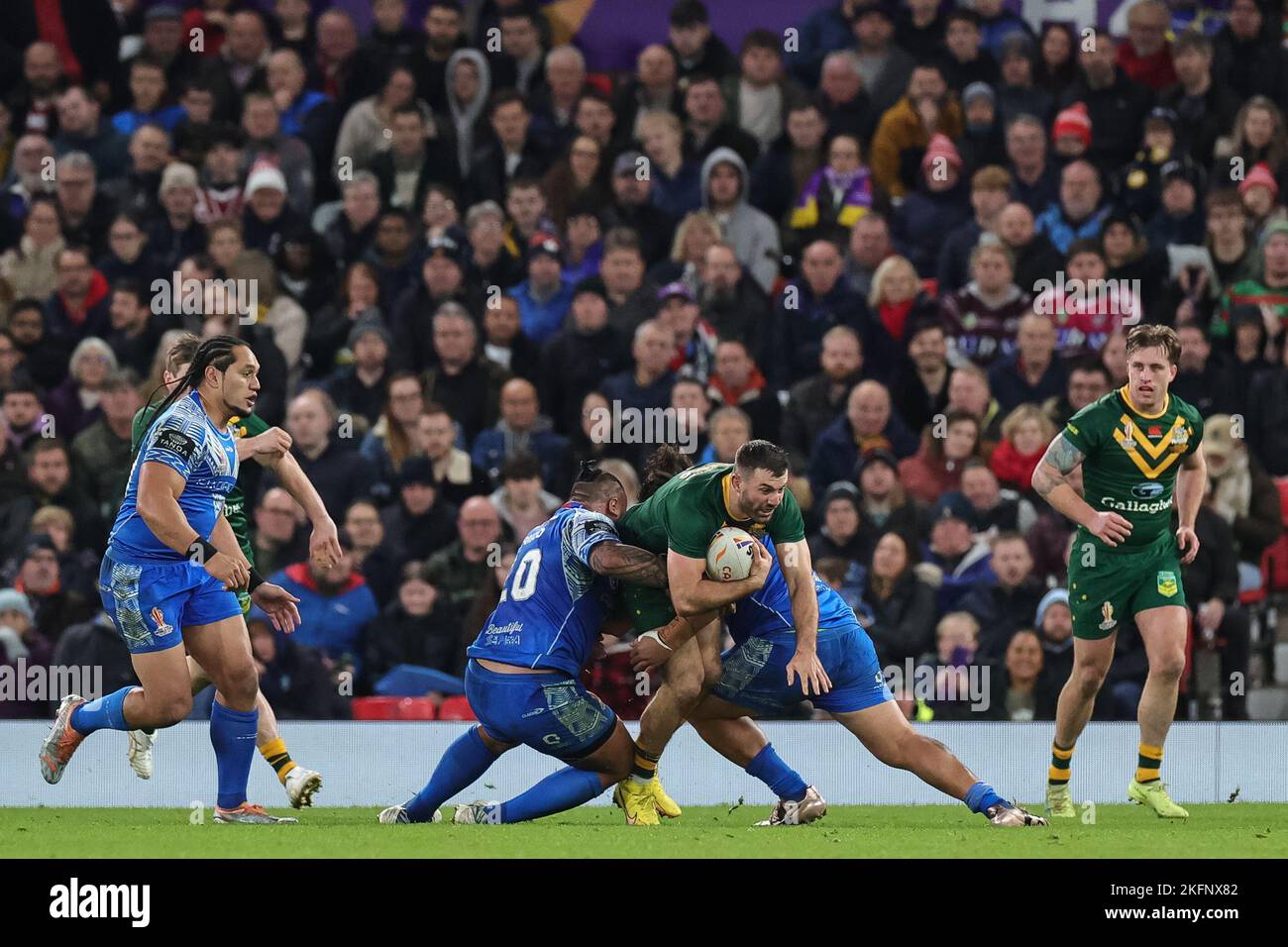 Manchester, Großbritannien. 19.. November 2022. James Tedesco aus Australien wird von Junior Paulo während des Rugby League World Cup 2021 Finals Australia vs Samoa in Old Trafford, Manchester, Großbritannien, 19.. November 2022 (Foto von Mark Cosgrove/News Images) in Manchester, Großbritannien am 11/19/2022, angegangen. (Foto von Mark Cosgrove/News Images/Sipa USA) Quelle: SIPA USA/Alamy Live News Stockfoto