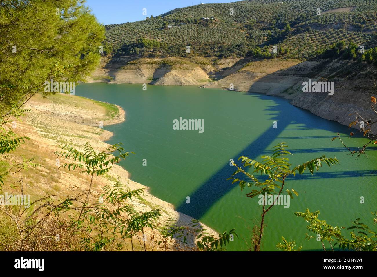 Die Trockenheit zeigt einen Wasserstand von 15 % in Iznajar Embalse, dem größten Stausee in Andalusien, Spanien Stockfoto