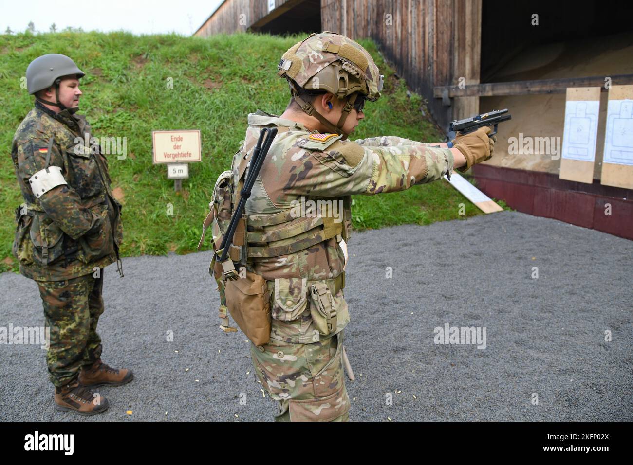 Ein US-Soldat, der 1. Squadron, 2. Cavalry Regiment (1/2CR) zugewiesen wurde, feuert eine deutsche Pistole während einer Schuetzenschnur-Veranstaltung mit der deutschen Partnereinheit von 1/2CR, dem Panzergrenadierbataillon 112, in Regen, Deutschland, 29. September, 2022. 1/2CR bot exemplarischen Soldaten die Möglichkeit, einen ausländischen Preis zu erhalten und mit deutschen Armeekollegen Kameradschaft aufzubauen, um NATO- und multinationale Partnerschaften zu stärken. Stockfoto