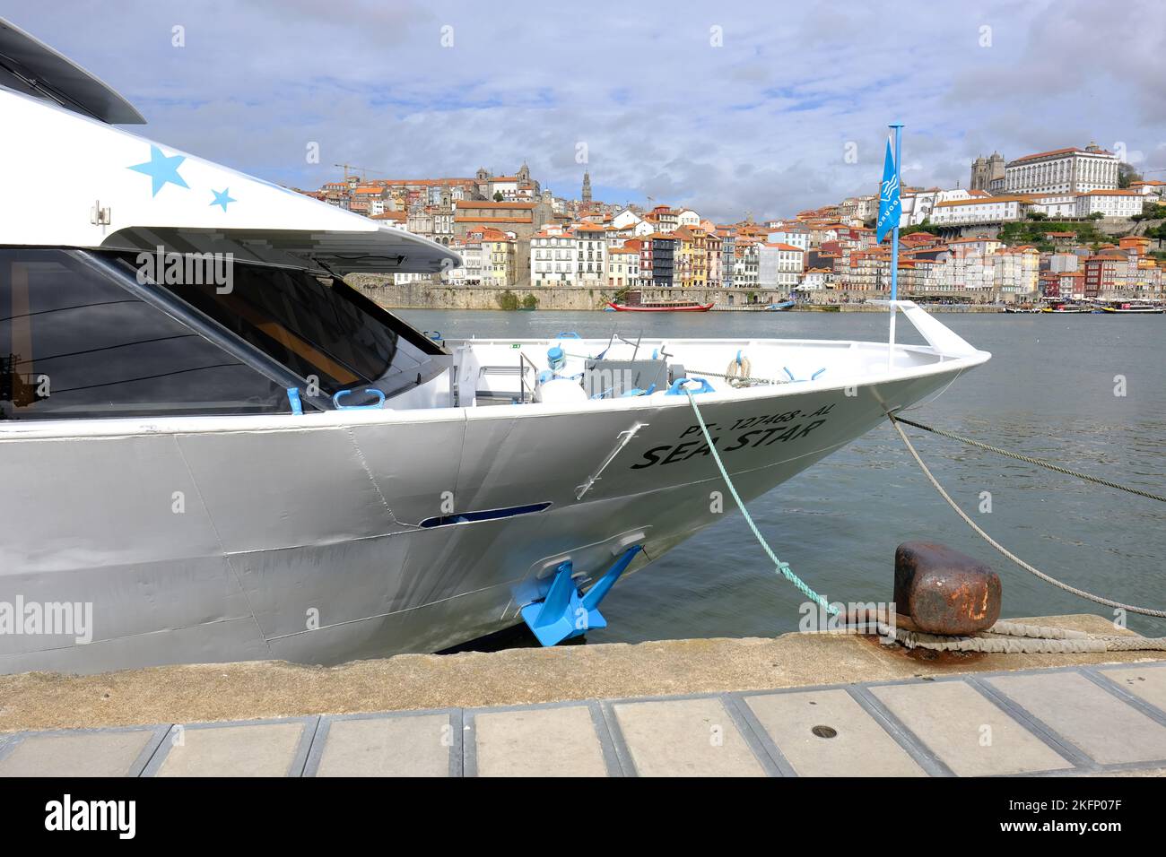 Porto Portugal Luxus-Flussrundfahrt-Boot der Sea Star liegt im Viertel Vila Nova de Gaia am Fluss Douro Stockfoto