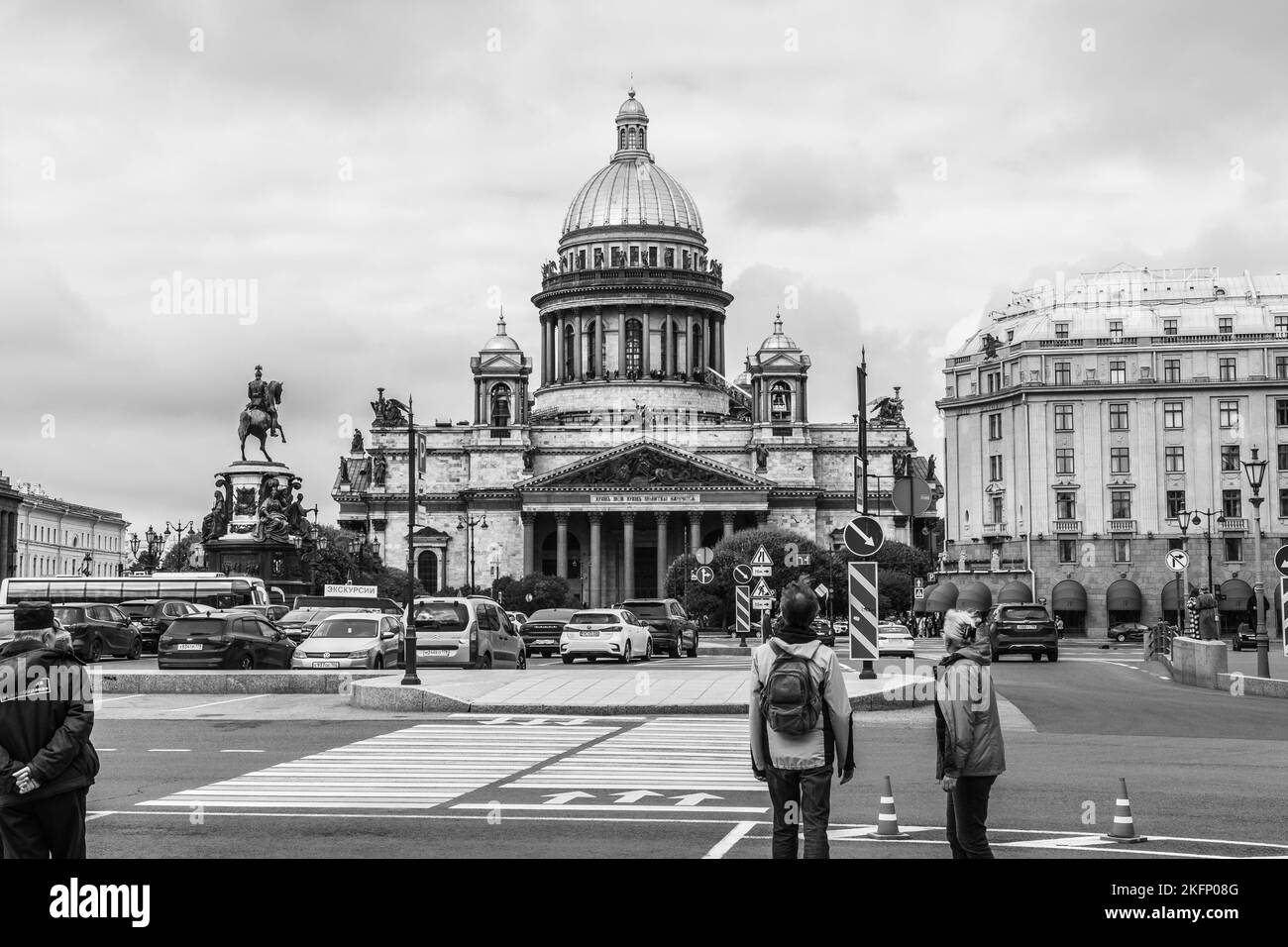 Die Menschen laufen um den Platz in der Nähe der Isaakskathedrale, einem Wahrzeichen von St. Petersburg, Russland. Stockfoto