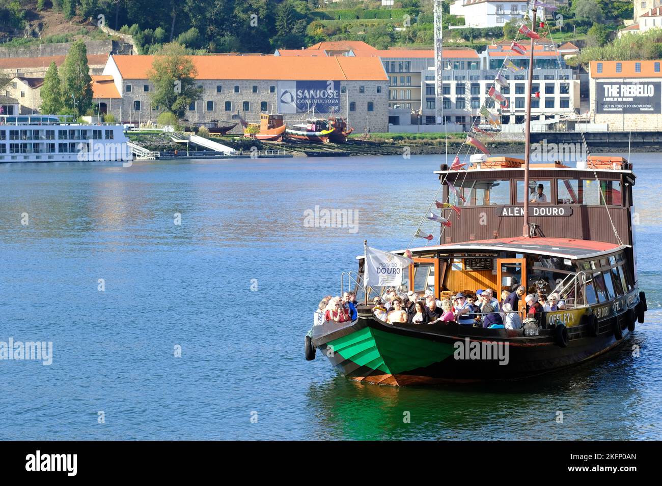 Touristen aus Porto Portugal auf einer Bootstour auf dem Fluss Douro mit Portweinkellern im Hintergrund Stockfoto
