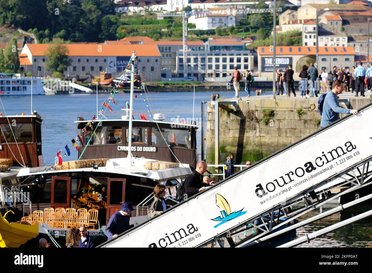 Porto Portugal - Besucher und Passagiere steigen von einer Touristenschifffahrt auf dem Douro im Stadtzentrum von Porto aus Stockfoto