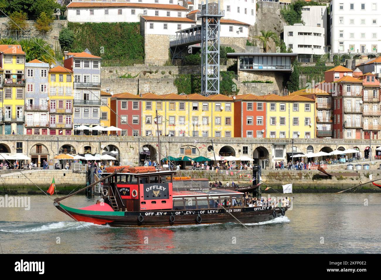 Im Oktober 2022 führt eine Bootstour auf dem Douro durch die Hafenpromenade von Ribeira Stockfoto