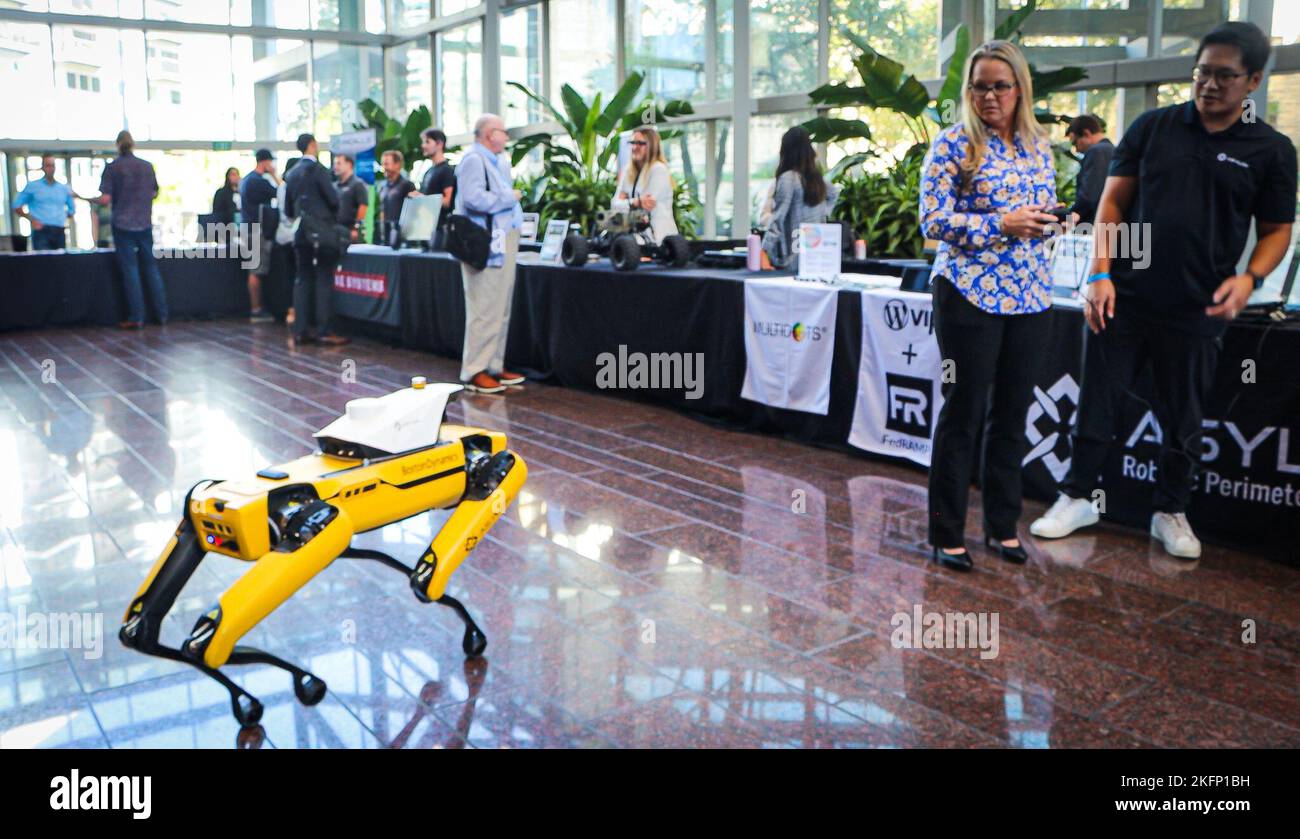 Uzkar Ibrahim (rechts), Direktor der Geschäftsentwicklung - Verteidigungsministerium, Asylon, beauftragt Brig. Gen. Heather Reuter (links), wie man einen DroneDog mit einem Microsoft Xbox Spielcontroller während der Fed Supernova Conference 2022 am 29. September in Austin, Texas, steuert. Reuter und andere führende Persönlichkeiten nahmen an dieser dreitägigen Konferenz Teil, um die Vision, Mission und Fähigkeiten des IC 75. zu fördern und Partnerschaften mit Unternehmern, Universitäten und anderen Organisationen des Verteidigungsministeriums zu entwickeln. Die von Capital Factory gesponserte Fed Supernova verbindet Unternehmer, Regierung und Industrie miteinander Stockfoto