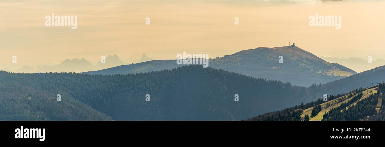 Die Alpenkette im Winter von den Vogesen aus gesehen. Panorama. Elsass, Frankreich. Stockfoto