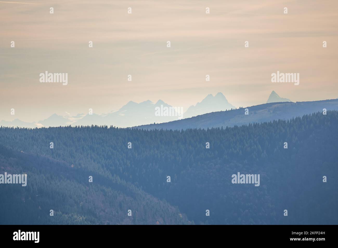 Die Alpenkette im Winter von den Vogesen aus gesehen. Elsass, Frankreich. Stockfoto