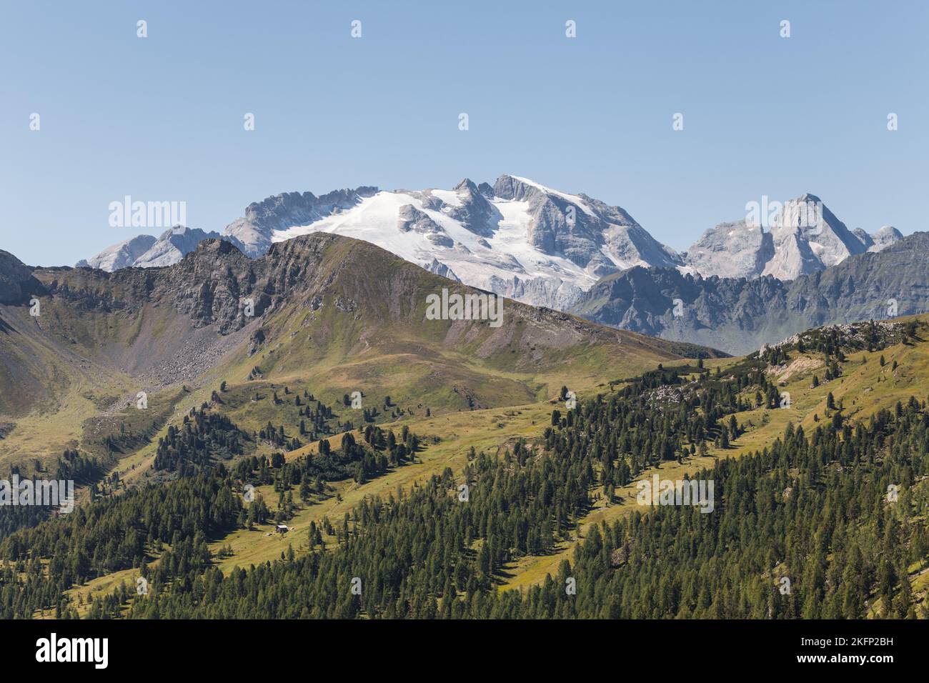 Marmolada ist der höchste Berg in der italienischen Dolomiten mit seinen charakteristischen ewigen Gletscher auf der Nordseite Stockfoto