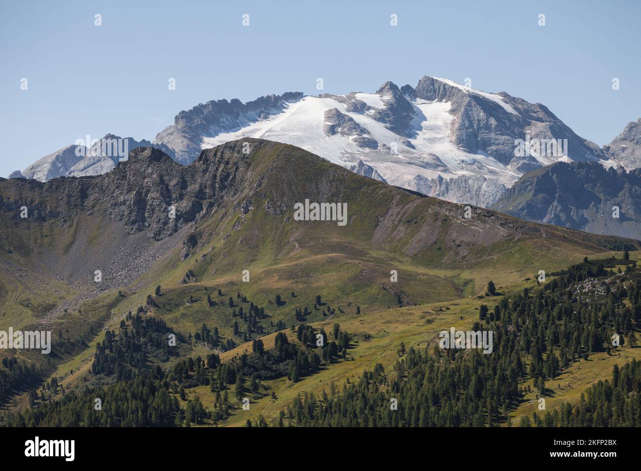 Marmolada ist der höchste Berg in der italienischen Dolomiten mit seinen charakteristischen ewigen Gletscher auf der Nordseite Stockfoto