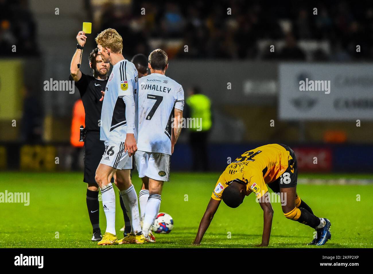 Harvey Rodgers (16 Accrington Stanley) erhält eine gelbe Karte während des Spiels der Sky Bet League 1 zwischen Cambridge United und Accrington Stanley im R Costings Abbey Stadium, Cambridge am Samstag, 19.. November 2022. (Kredit: Kevin Hodgson | MI News) Kredit: MI Nachrichten & Sport /Alamy Live News Stockfoto