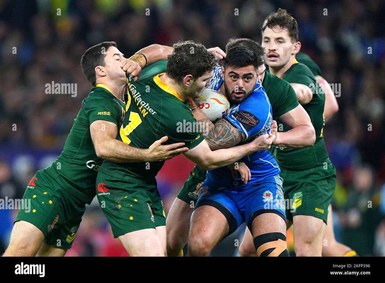 Samoas Royce Hunt und der australische Liam Martin kämpfen während des Rugby-League-Weltcup-Finales in Old Trafford, Manchester, um den Ball. Bilddatum: Samstag, 19. November 2022. Stockfoto