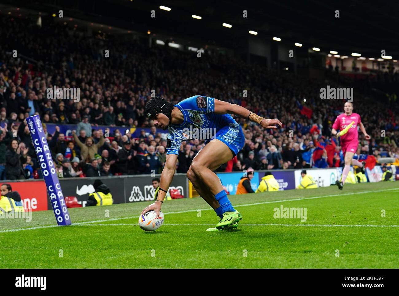 Stephen Crichton von Samoa erzielt beim Rugby-League-Weltcup-Finale in Old Trafford, Manchester, den zweiten Versuch ihrer Gruppe. Bilddatum: Samstag, 19. November 2022. Stockfoto